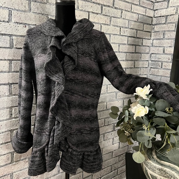 Nine West Ladies Ruffled Gray/Black Sweater NWOT - Picture 1 of 12